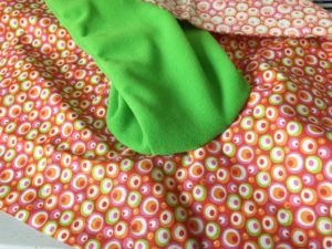 Füßlinge mit Baumwollstoff zusammengesteckt - Ansicht von der schönen Stoffseite