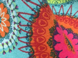 Korbtasche: Bunter Stoff im Detail