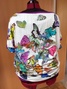Shirt fertig an der Puppe Rückseite