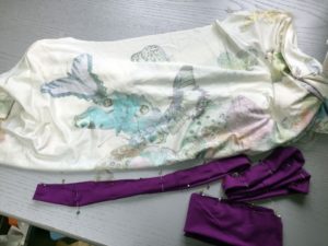 Shirt und Bündchen noch nicht zusammengenäht