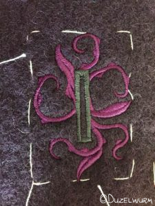 Knopfloch fertig gestickt