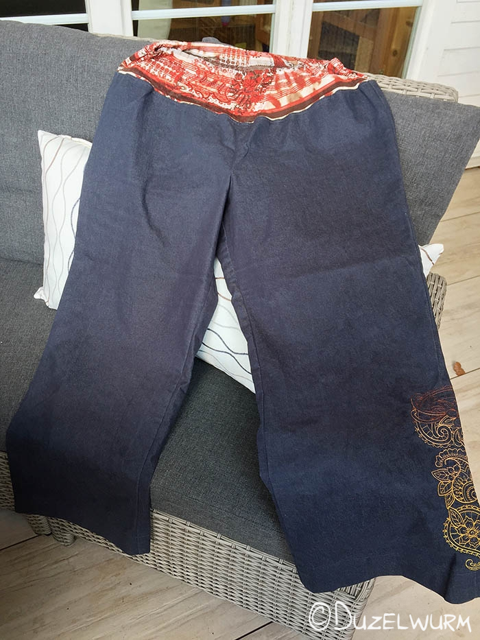 Jeans Hose mit Stickerei am Hosenrohr