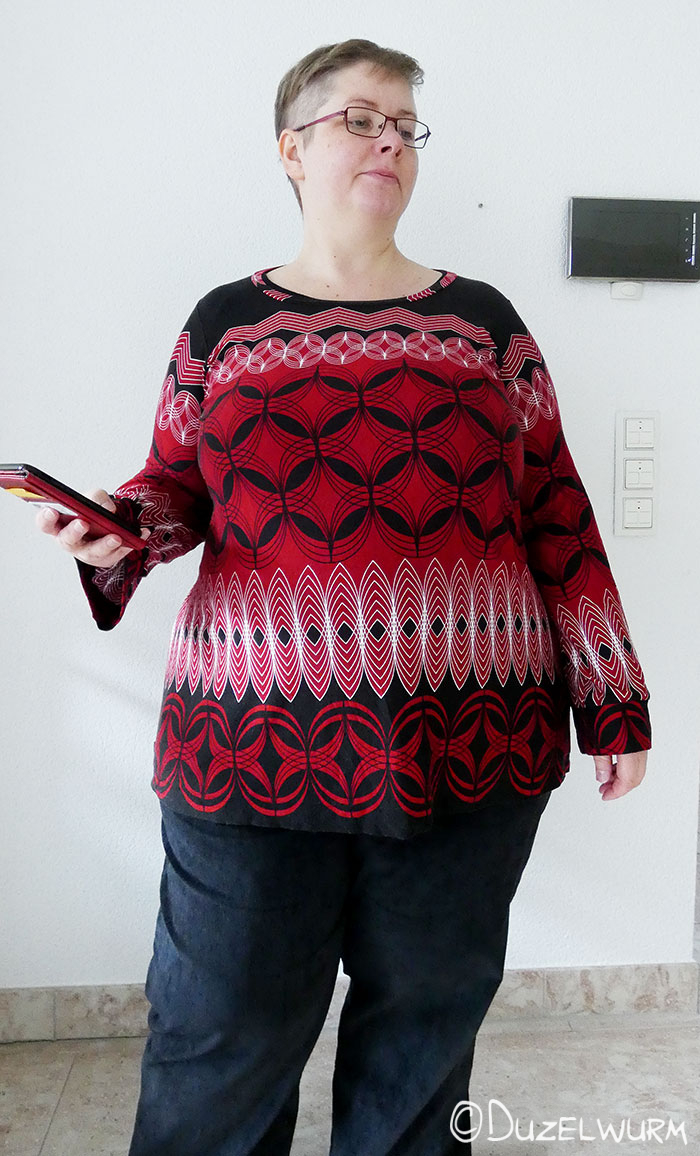 Rot Schwarzes Shirt mit geometrischen Muster