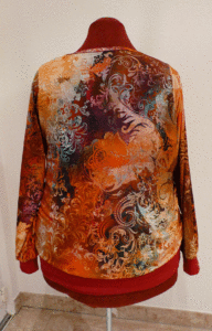Rote Wickelshirt Rücken