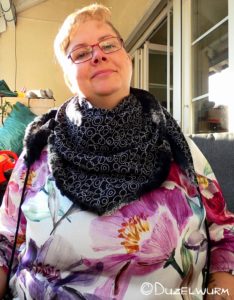 Dreiecktuch Fell um den Hals gelegt