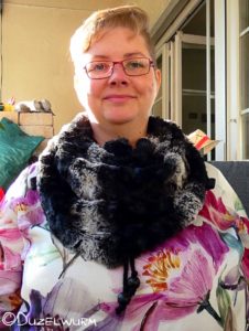 Dreiecktuch Fell um den Hals gelegt
