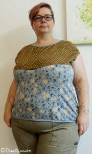 Sommershirt Mina Pilz am Model